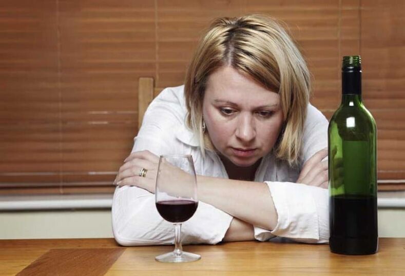 sieviete, kas dzer vīnu, kā atmest