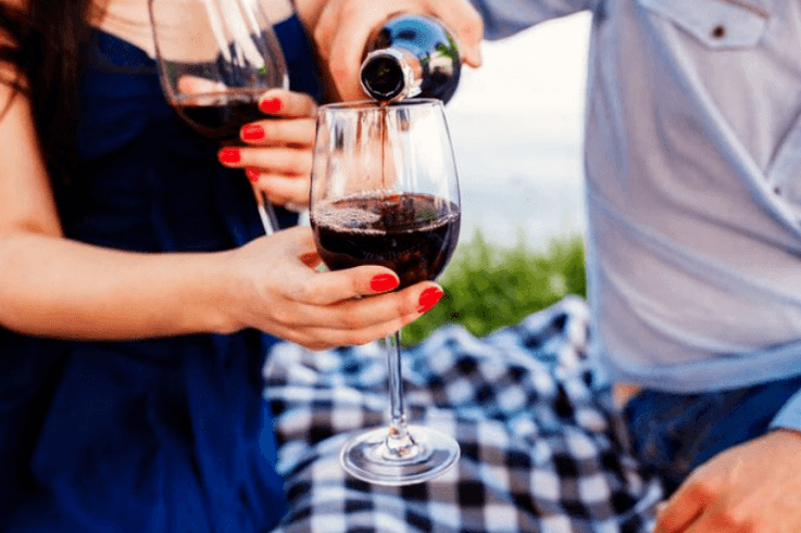 Vīns ir labākais alkoholiskais dzēriens patīkamam vakaram pirms seksa