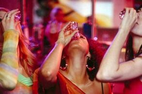 Meitenes lieto alkoholu, kā likt viņiem atmest